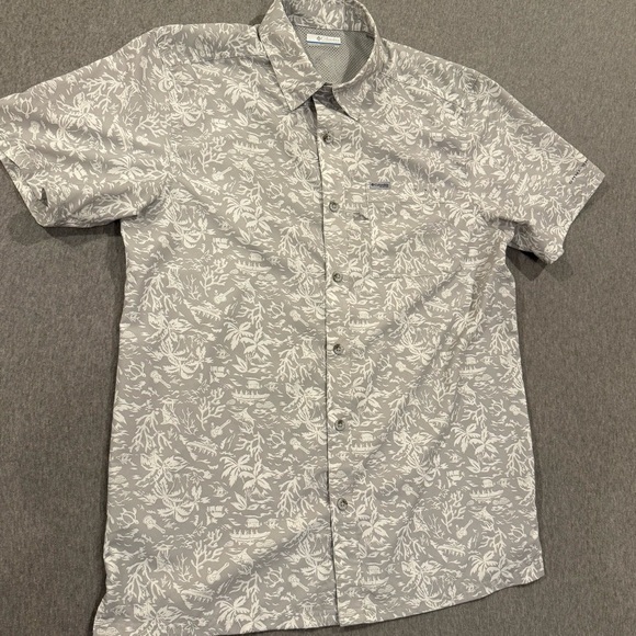 Columbia PFG Breathable Short Sleeve Button Shirt S/P Gray Animal Vacation Print - Picture 1 of 11